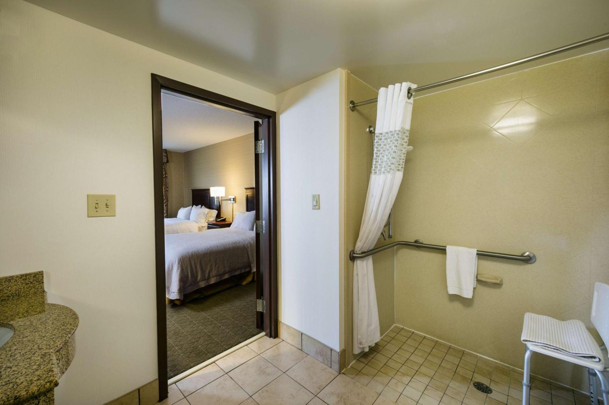 Hampton Inn & Suites Toledo-Perrysburg Rossford Exterior photo
